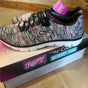 Sketchers by memory foam shoe. Size 9.5 Women. 
Multi color.